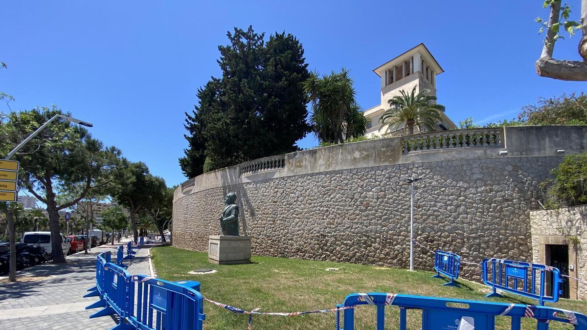 La Autoridad Portuaria ha vallado y acordonado los 85 metros del muro exterior de Villa Dragan, en el Paseo Marítimo de Palma