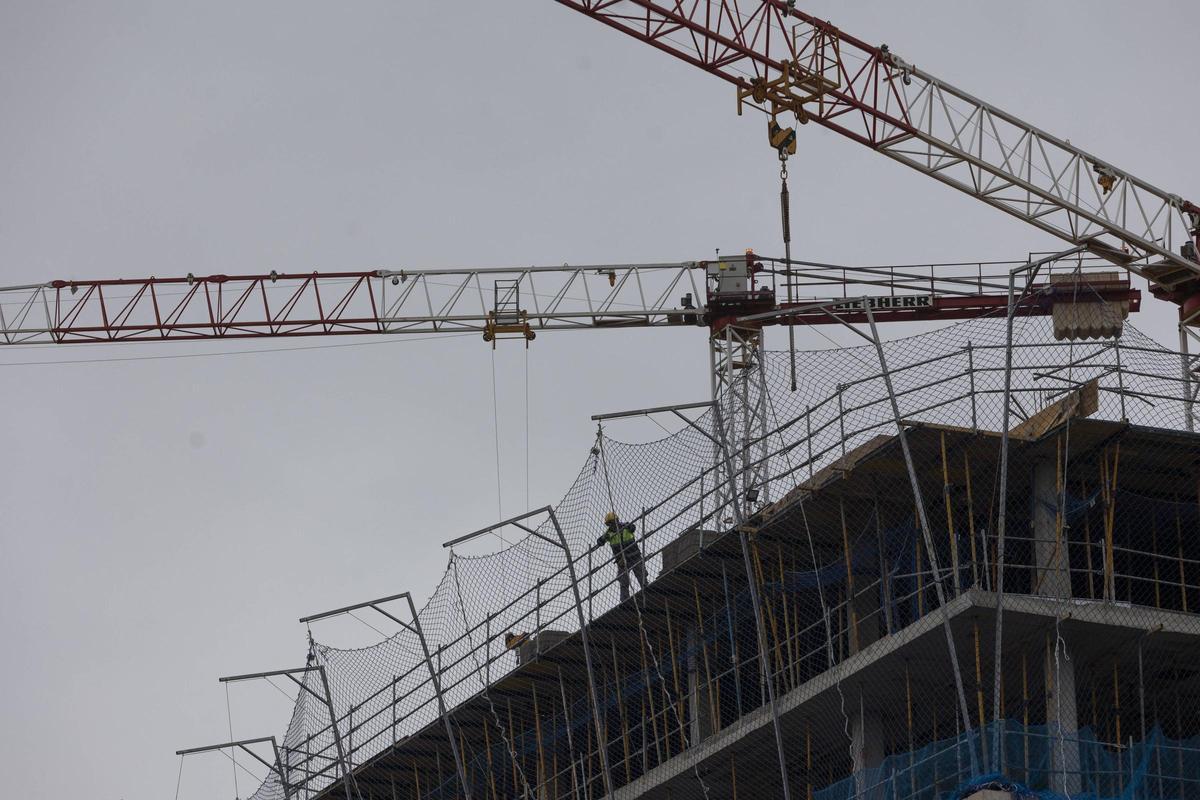Obreros trabajn en la construcción de un edificio en València.