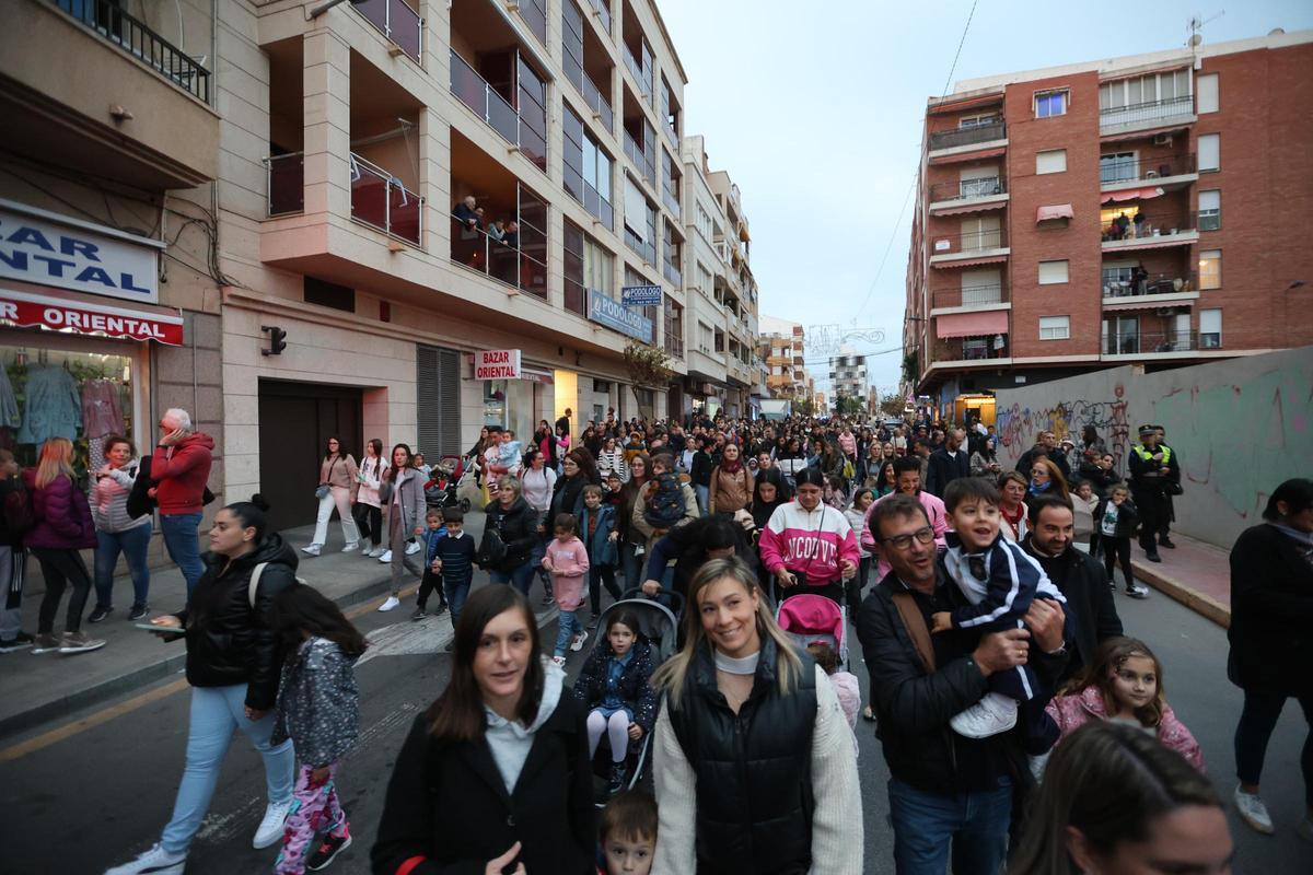 Llegan Lilí, El Lobo, El Ogro, la Serafina y el Ora Por Nobis. Es la Charamita. Es fiesta en Torrevieja