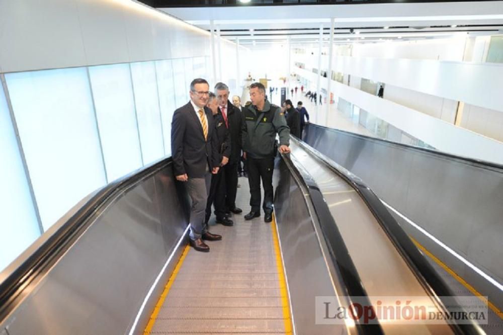 El delegado del Gobierno visita el aeropuerto de Corvera