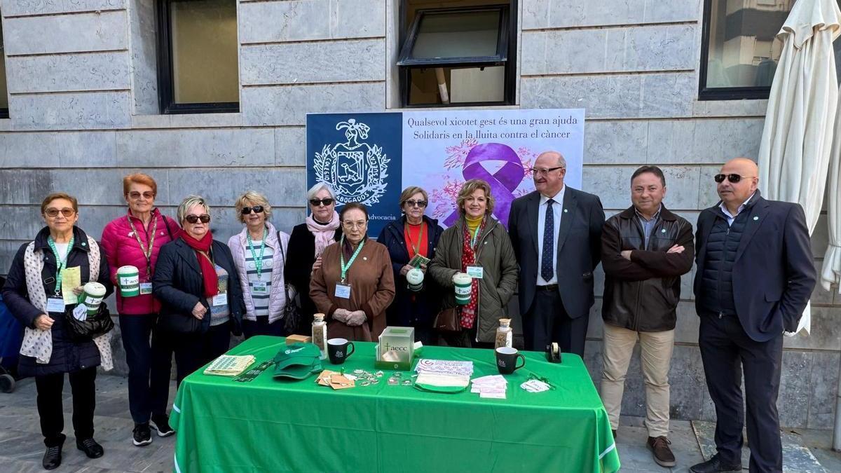 Mesa petitoria instalada por el Colegio de la Abogacía a la puerta de los juzgados.