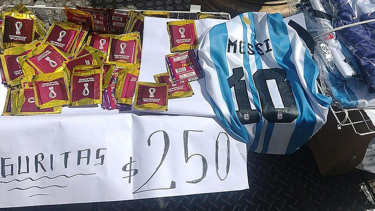 Venta de cromos del Mundial en un puesto callejero de Buenos Aires.