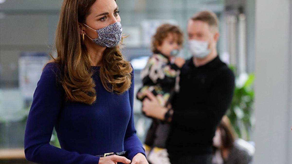 Kate Middleton con vestido azul de manga larga y cinturón negro