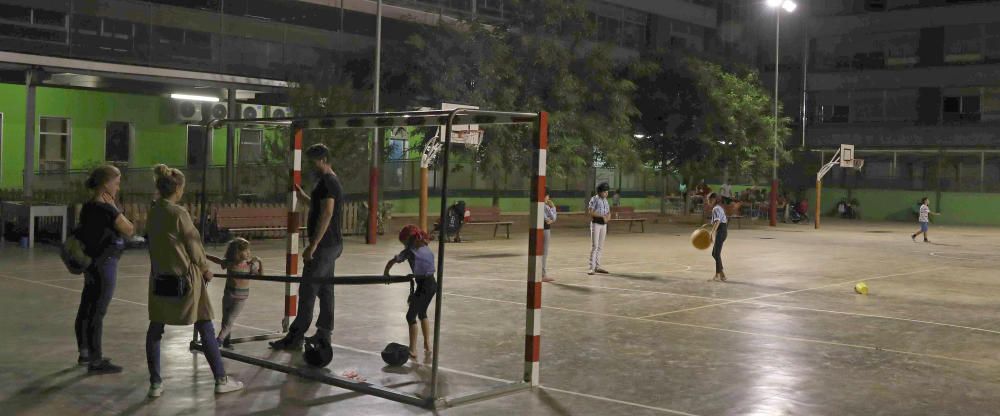 Padres independentistas ocupan colegios junto a su hijos