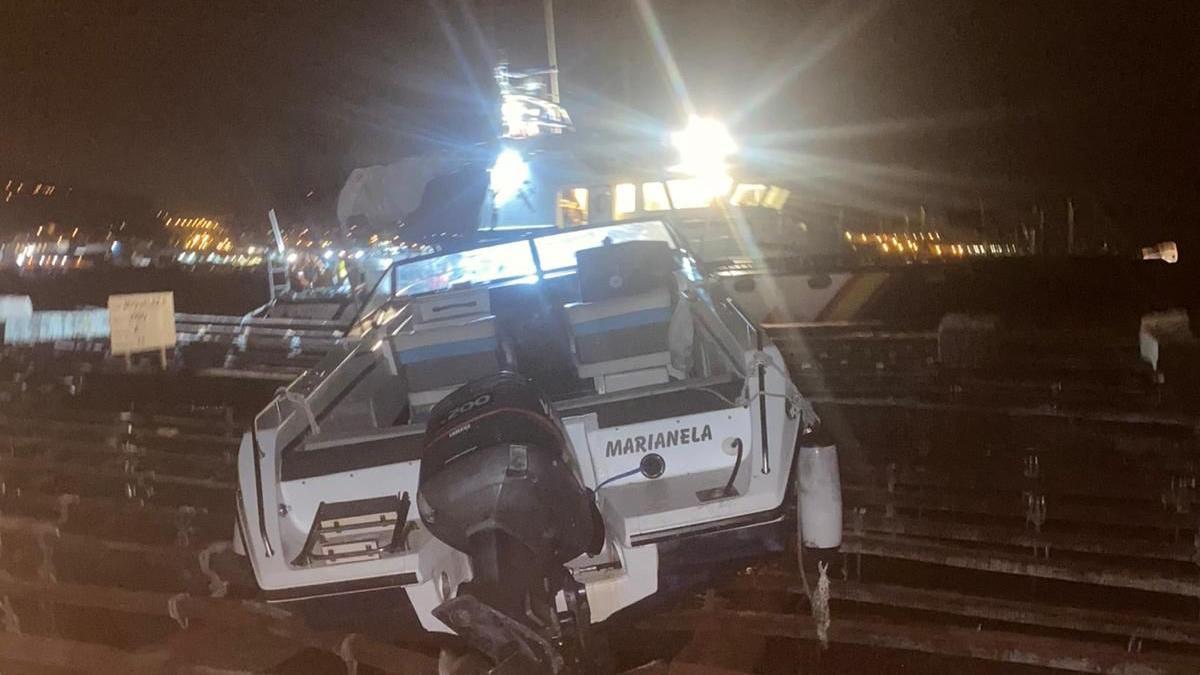 Iluminada al fondo por una lancha de la Guardia Civil del Mar