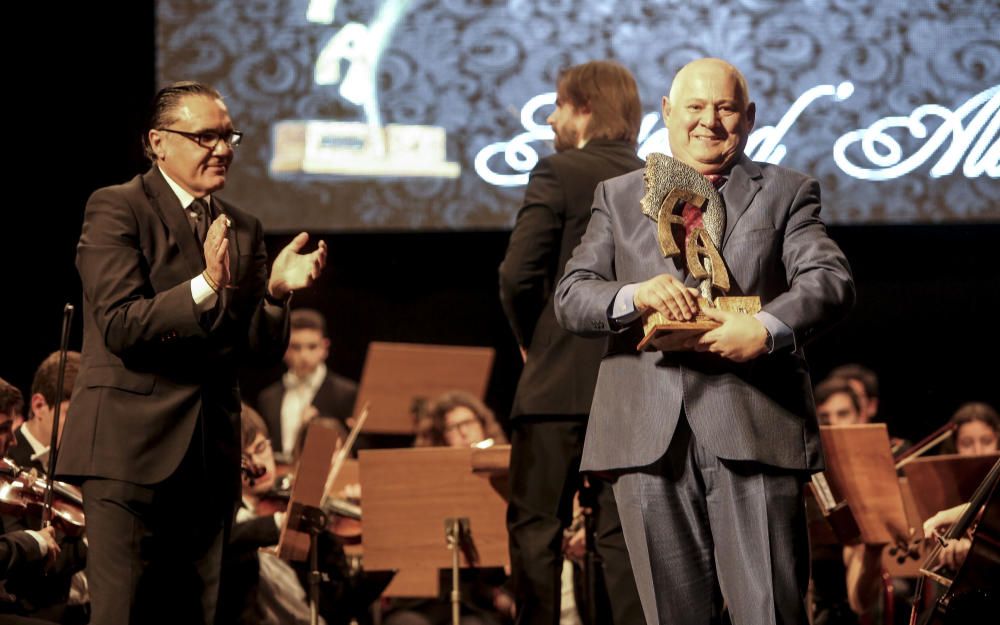 El restaurador y expresidente de Santa Cruz Ramón Riquelme, premio "José Ángel Guirao" en la gala Festers d'' Alacant.