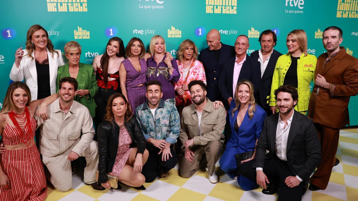 Inés Hernand, María Patiño, Aitor Albizua, Belén Esteban y los colaboradores en la presentación de 'La familia de la tele'