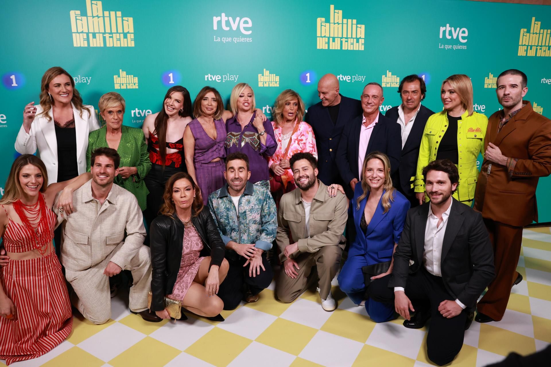 Inés Hernand, María Patiño, Aitor Albizua, Belén Esteban y los colaboradores en la presentación de 'La familia de la tele'
