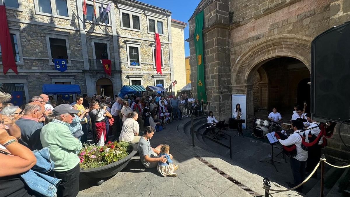 Banda de Gaitas Villa de Salas durante su actuación en la última feria medieval de Salas