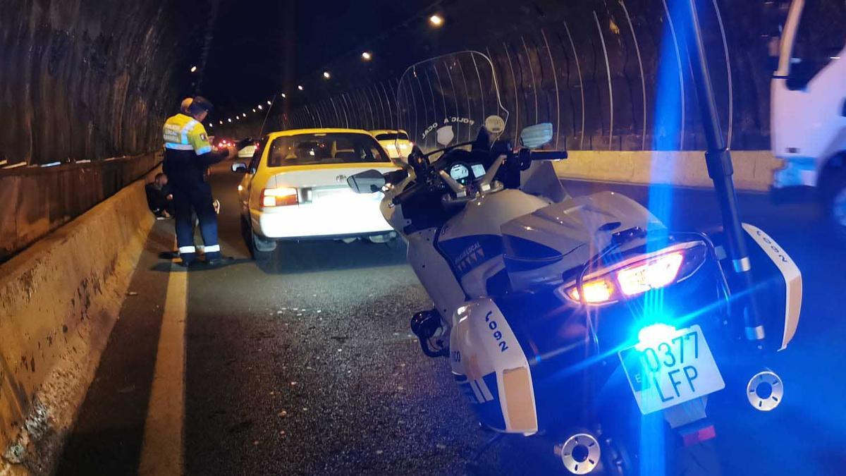 Provoca un accidente en el túnel Julio Luengo y se da a la fuga