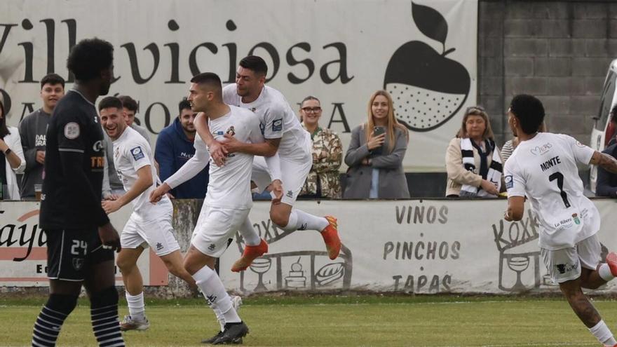 Los jugadores del Caudal celebran uno de los goles que marcaron ayer en Villaviciosa ante el Lealtad.  |