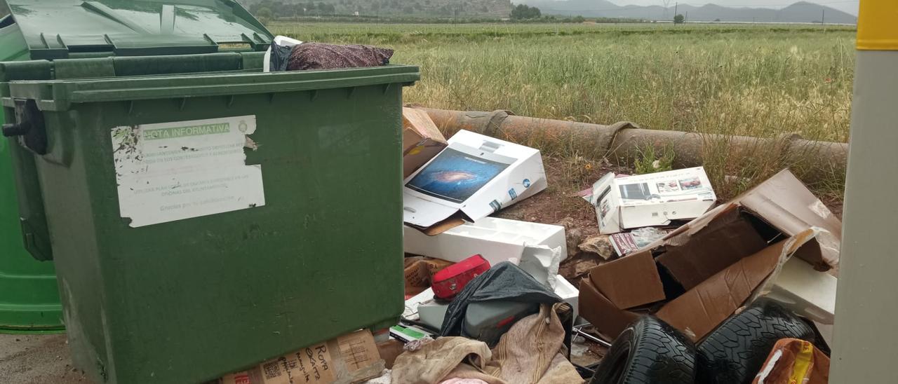 Suciedad junto a uno de los contenedores del término rural de Monóvar.