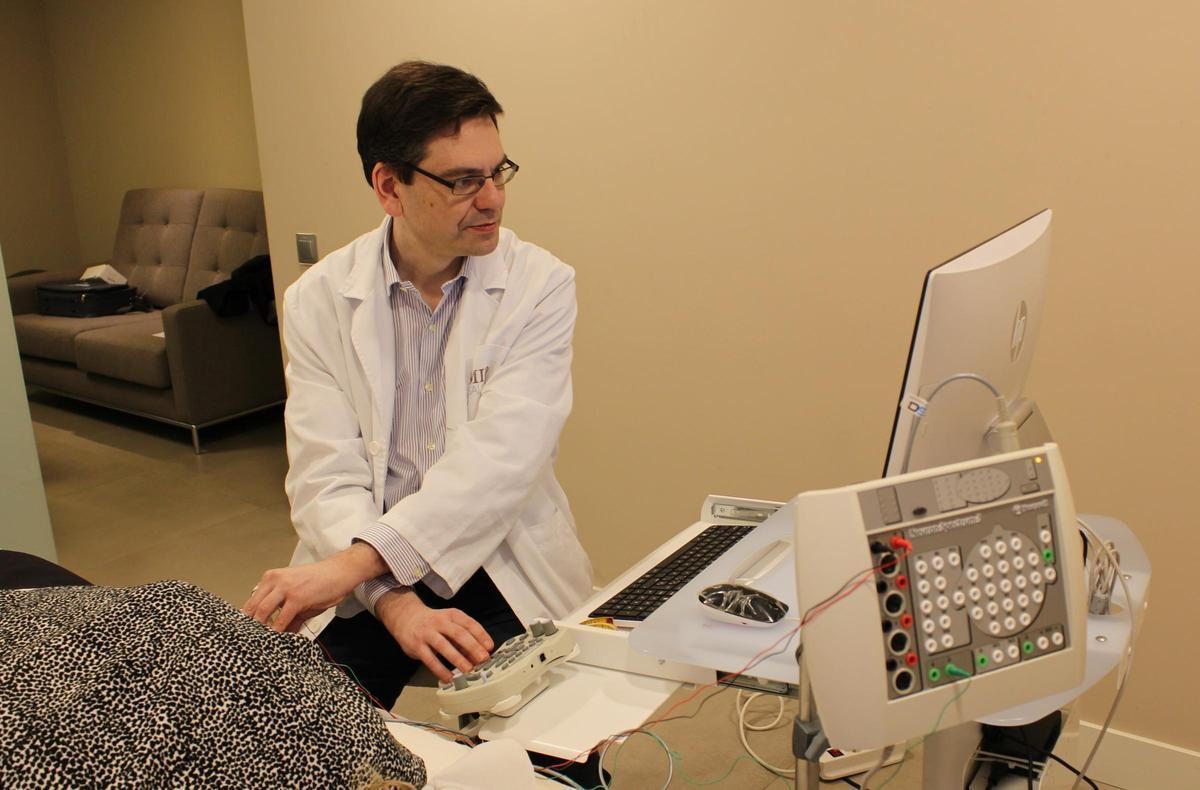 El doctor Francisco Martínez Pérez realizando una de las sesiones de EMTr contra la depresión