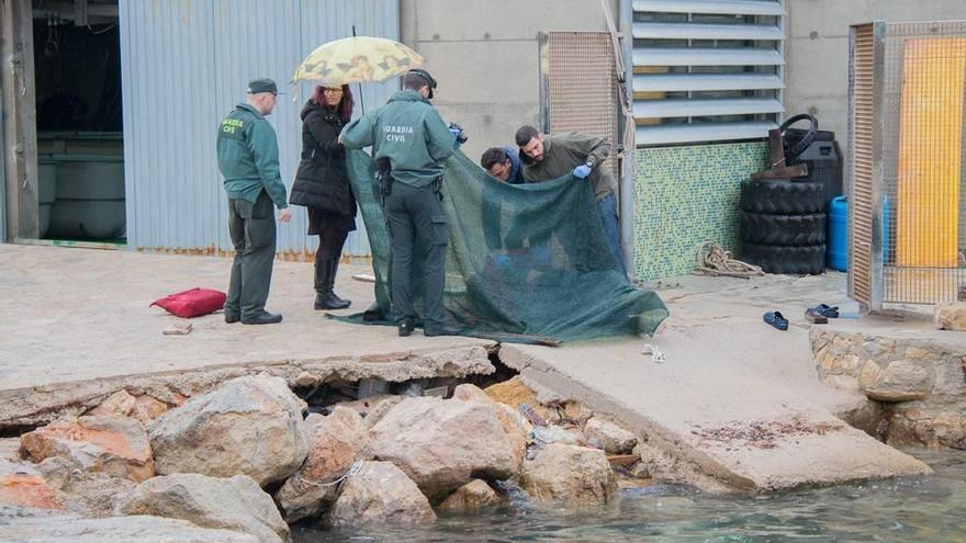 Agentes de la Guardia Civil examinan el cadáver hallado ayer en aguas del Port d´Andratx.