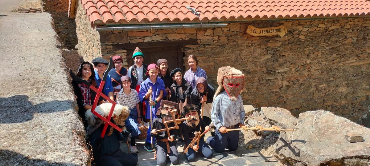 San Vicente de la Cabeza recupera El Atenazador, la única mascarada ibérica del verano