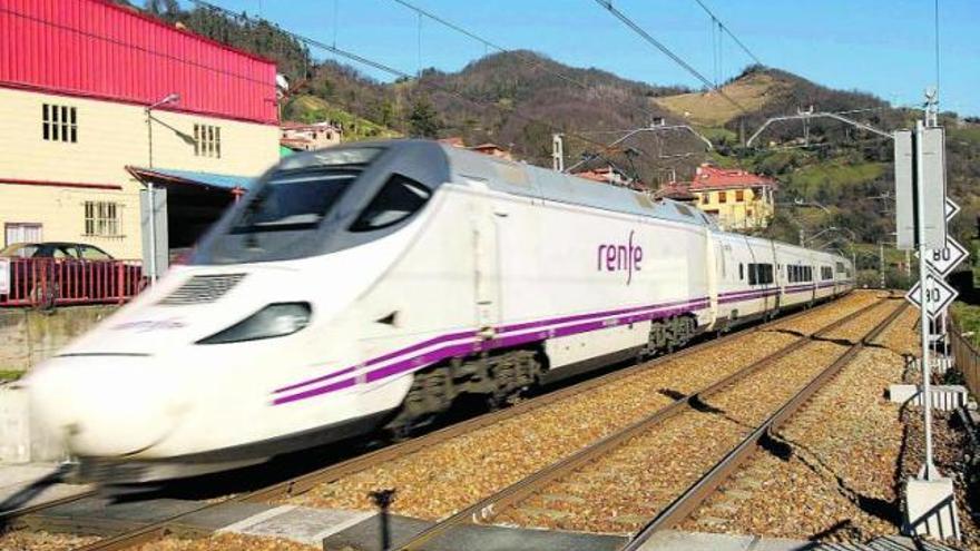 Un Alvia, a la altura de Santullano, en Mieres.