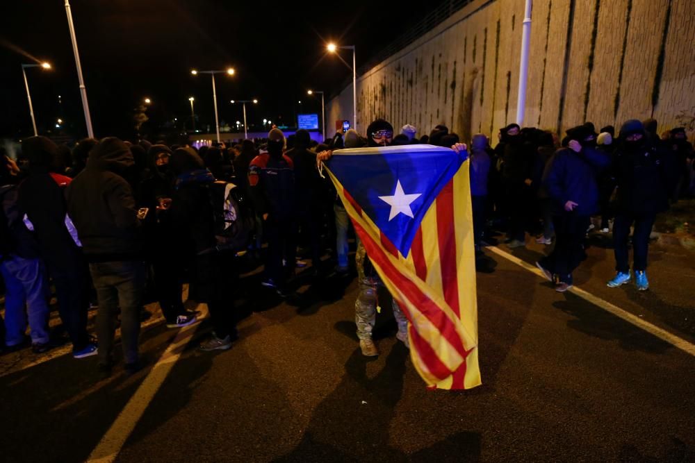 Grupos independentistas cortan vías en Barcelona.