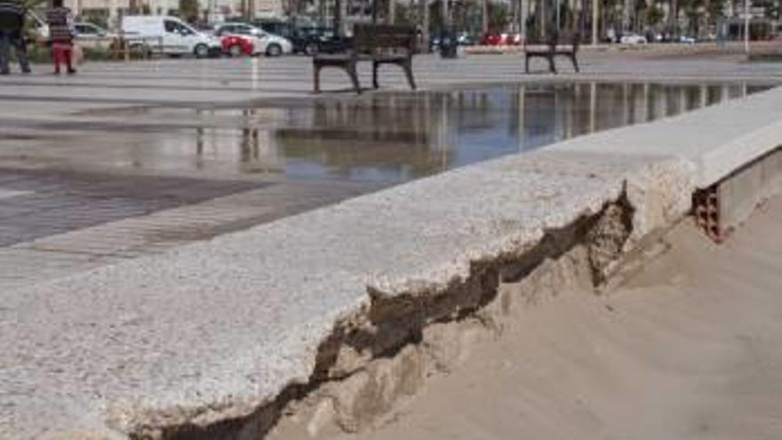 Clavos al aire, muros caídos y bancos astillados en la playa antes de Semana Santa