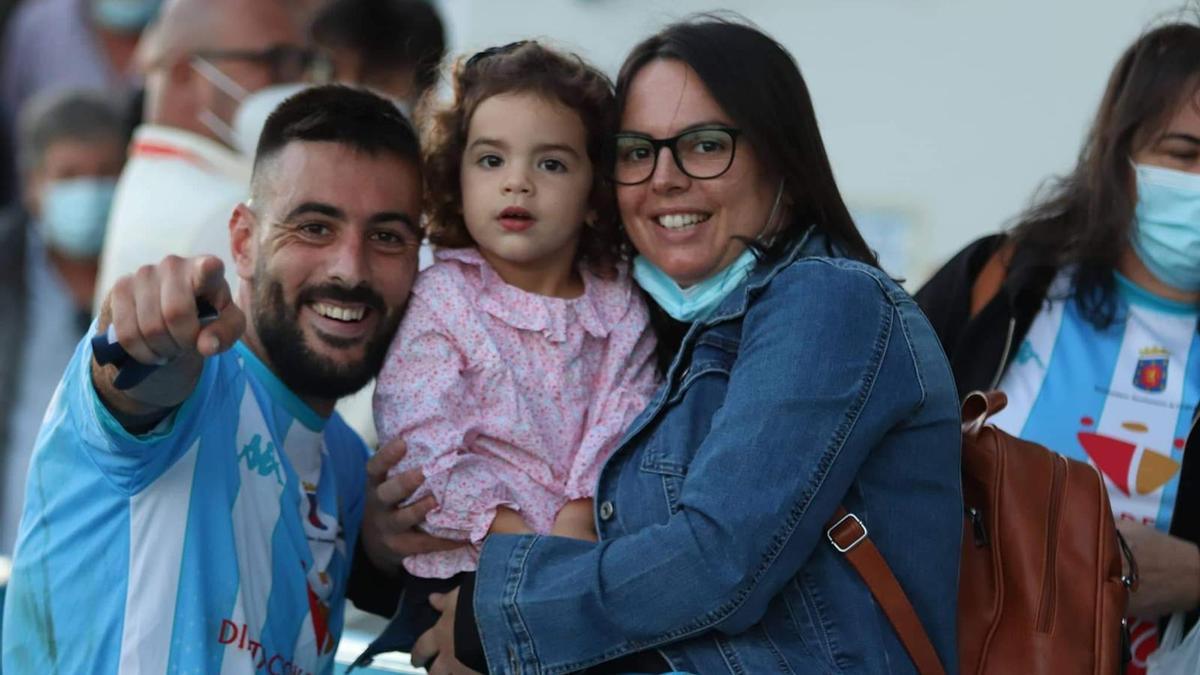 Toñi Mahíllo, con la camiseta del Coria, con su hermana Nayara y su sobrina Lara.