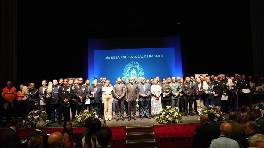 Galería | Así ha sido la entrega de condecoraciones por el Día de la Policía Local en Badajoz