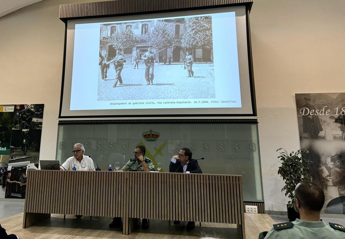 Manel Risques, a la izquierda, en la sala de actos del cuartel.