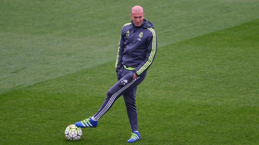 Zidane: &quot;Veo a Barça y Atlético ganándolo todo&quot;