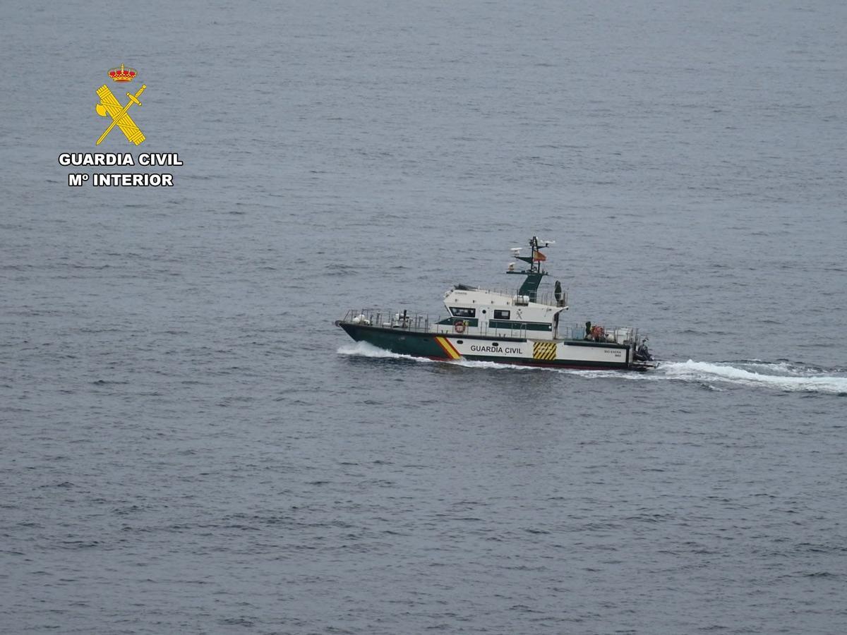 La patrullera "Esera" de la Guardia Civil, durante el rastreo.