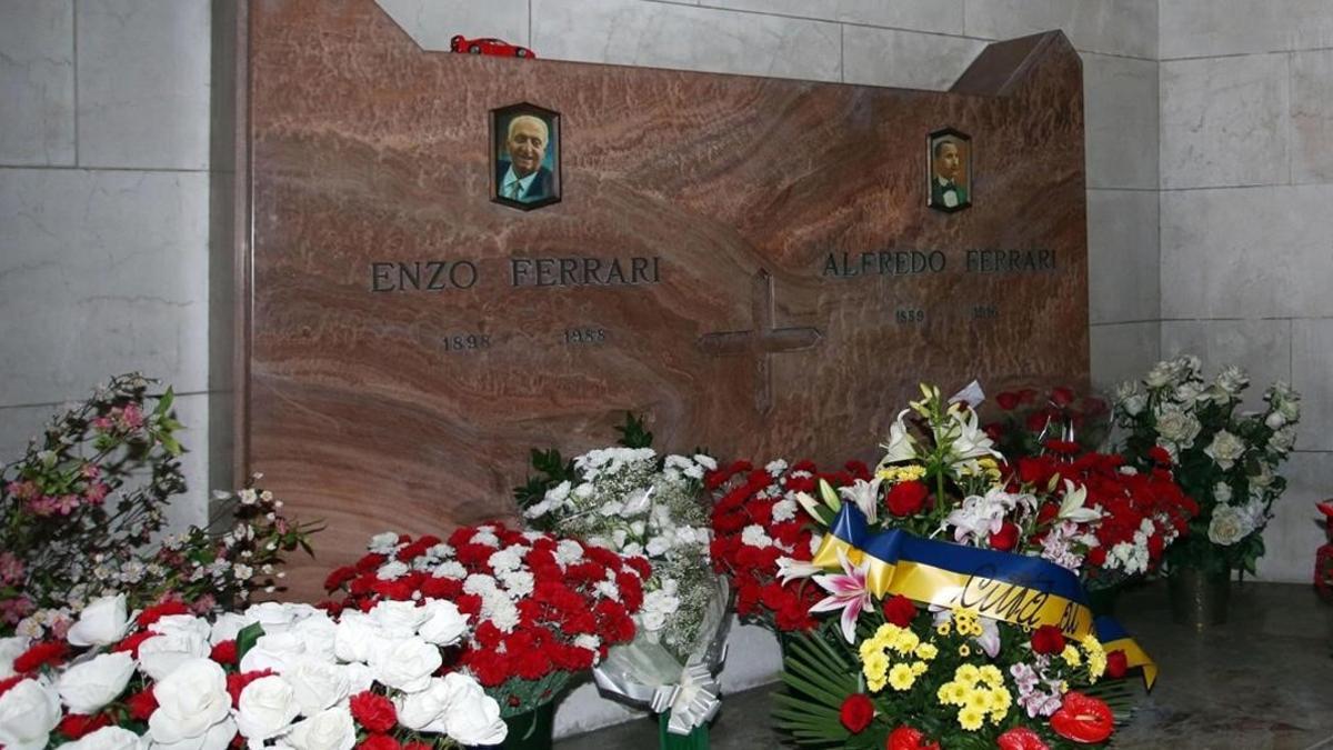 La tumba de Enzo Ferrari en Módena, Italia.