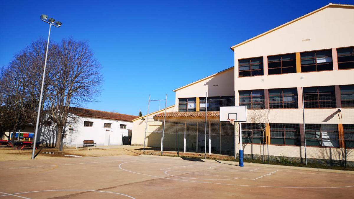 L'edifici de secundària de l’institut escola Vila-romà, en primer terme, i l’espai de l’antic gimnàs i el dipòsit de documentació de l’Arxiu Municipal, situats en dos volums annexos, a l’esquerra de la imatge.