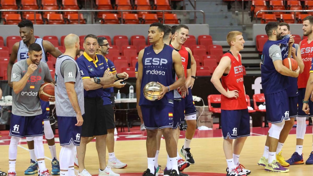 Los jugadores de la selección española entrenando ayer en el Príncipe Felipe