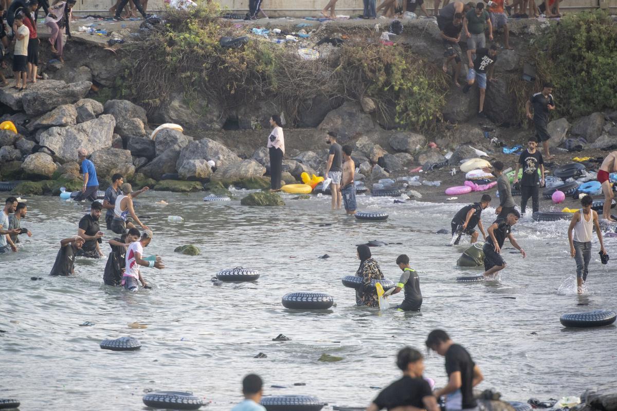 Cientos de migrantes cruzan la frontera y llegan a nado a Ceuta.
