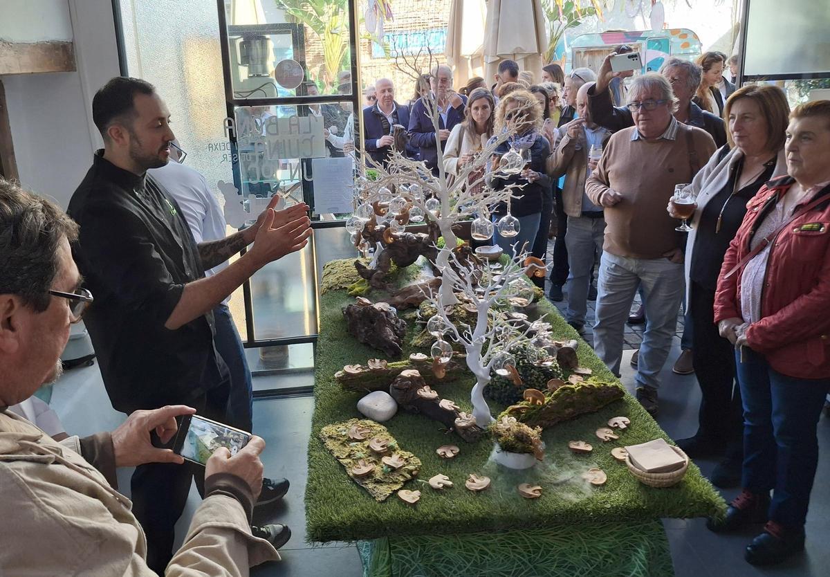 Los asistentes escuchan al cocinero Carlos Arjona