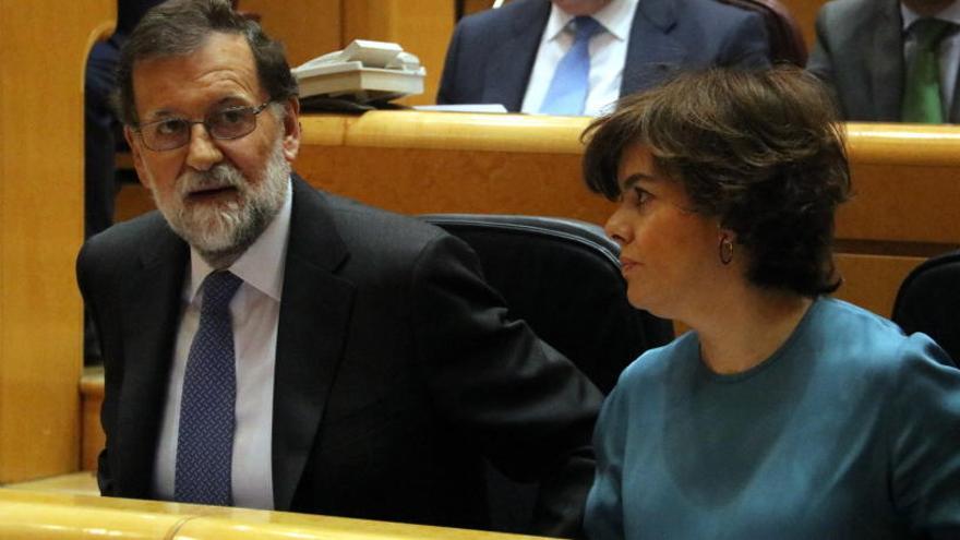 Mariano Rajoy amb la vicepresidenta Soraya Sáenz de Santamaría, avui al Senat.