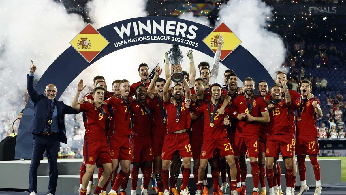 Los jugadores de la selección celebran la consecución de la Nations League.