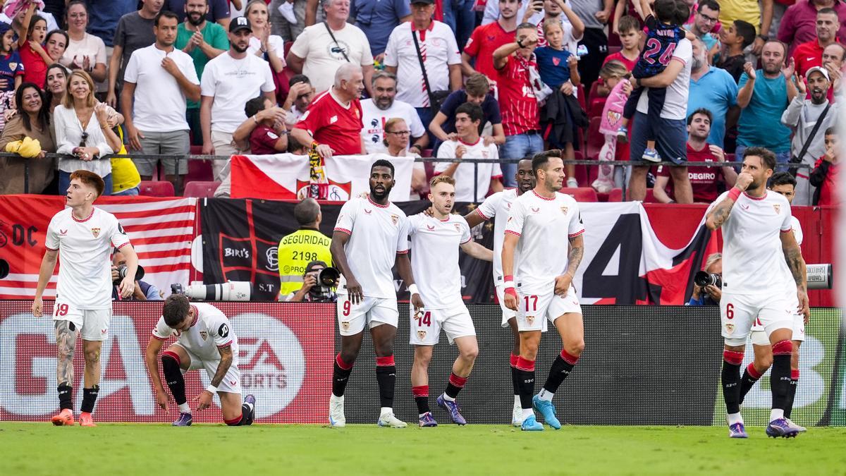 Peque Fernández del Sevilla FC celebra el primer gol de su equipo durante el partido de fútbol de la liga española, La Liga EA Sports, jugado entre el Sevilla FC y el Real Valladolid en el estadio Ramón Sánchez-Pizjuán el 24 de septiembre de 2024, en Sevilla, España.