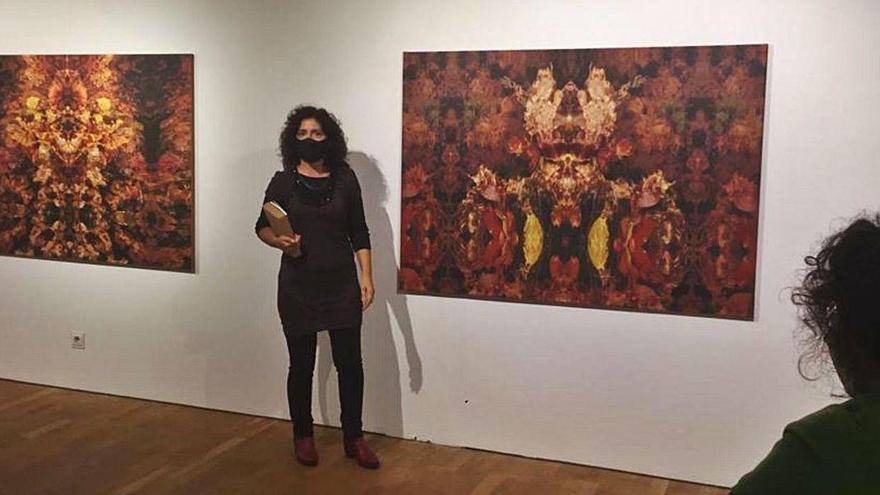 Loreto Blanco, ante dos de sus cuadros en la exposición en la Fundación Granell en Santiago.