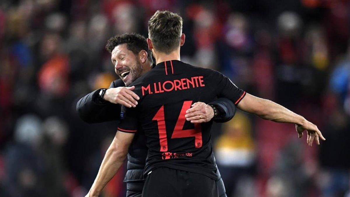 Simeone se abraza a Marcos Llorente sobre el césped de Anfield