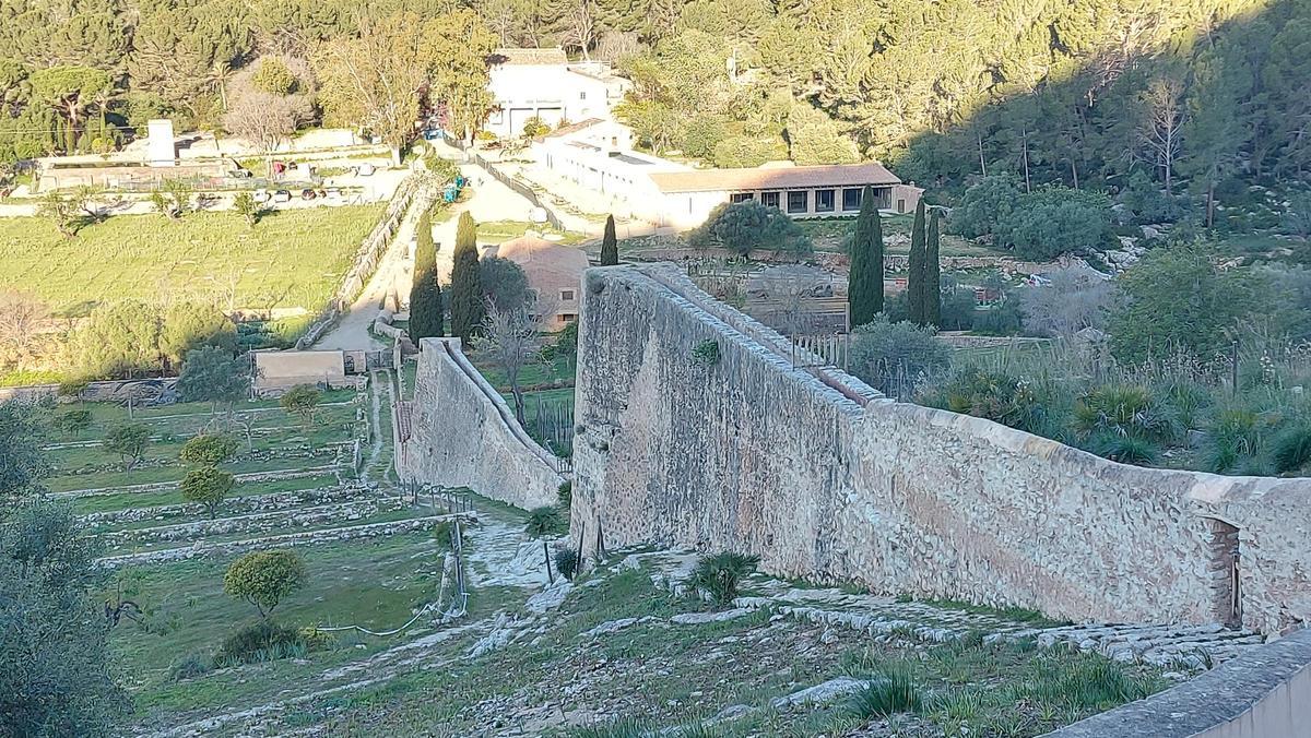 Die imposanten Strukturen der historischen Wassermühlen. Dahinter das Landgut „Cases de Galatzó“.