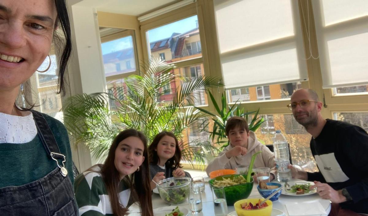 Laura y su familia difrutando un almuerzo en una casa de intercambio de Berlín.