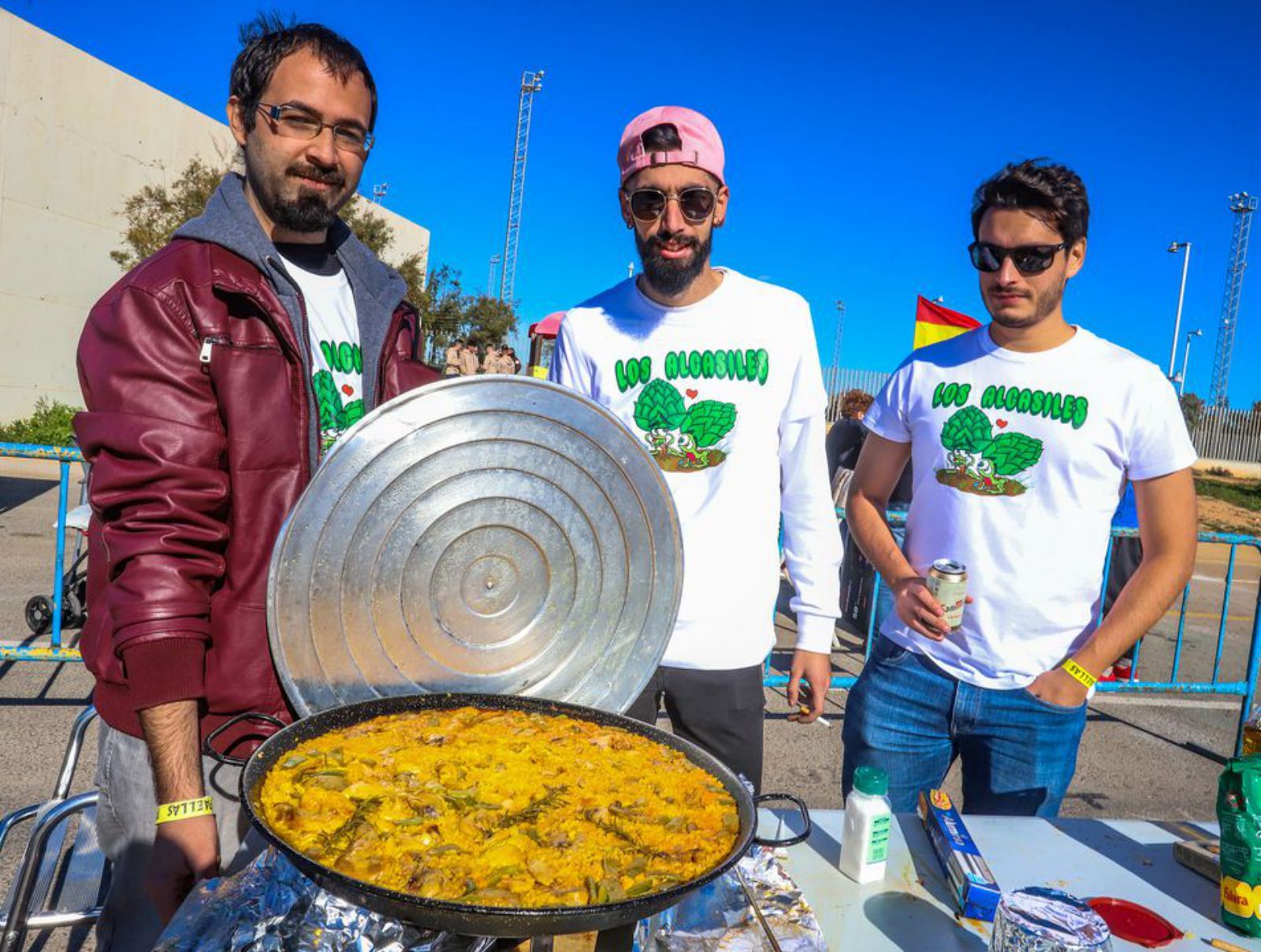 Paella con los tradicionales «alcasiles» de la Vega Baja