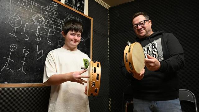Manuel y Felipe Rea profundizan en la música tradicional gallega con las panderetas.