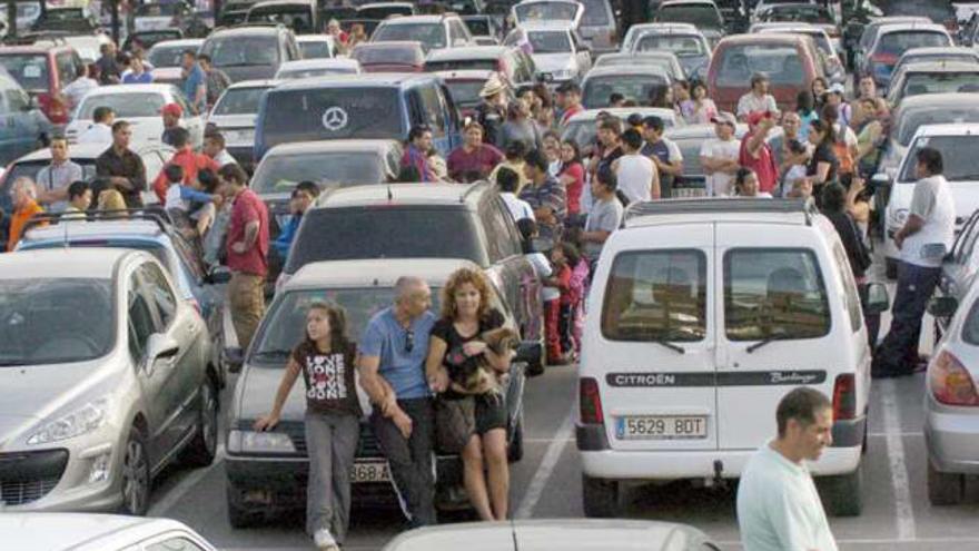 Personas en un aparcamiento de Lorca tras el seísmo.