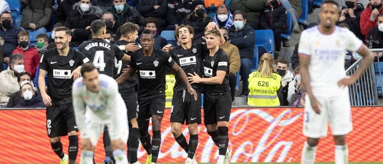 Los jugadores del Elche celebran el 0-2 con el que se adelantaron el domingo en el Santiago Bernabéu frente al Real Madrid. | RODRIGO JIMÉNEZ/EFE