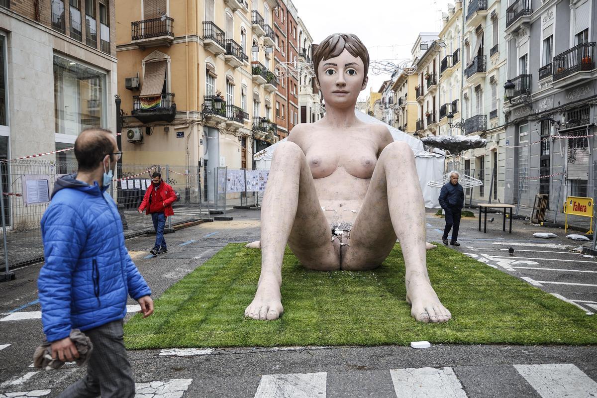 La falla Lepanto-Guillem de Castro, de la artista fallera Anna Ruiz, muestra a una mujer desnuda.