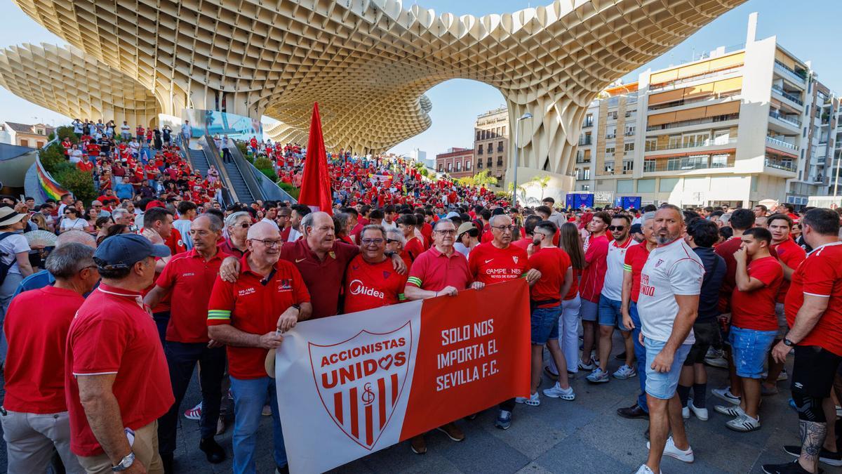 Miles de sevillistas bajo el lema -El Sevilla somos nosotros- se han manifestado en junio de 2025.
