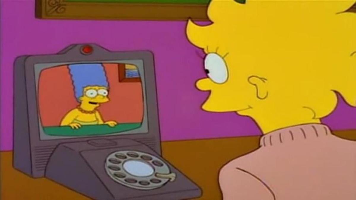 Lisa y Marge hablando por videollamada cuando estas aún no existían