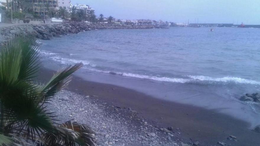 Mogán cierra la playa junto al hotel Sunwing por un vertido de gasóleo