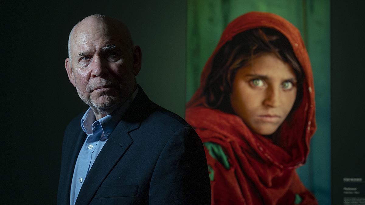 El fotògraf Steve McCurry s’instal·la al Palau Martorell amb els seus retrats de la gran família  humana