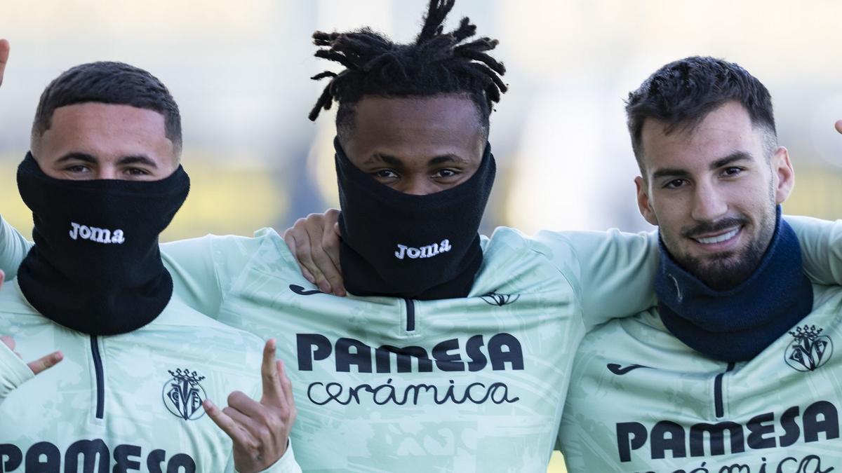 Los jóvenes atacantes Yeremy Pino (i), Samu Chukwueze (c) y Álex Baena (d) gozan de la confianza de Quique Setién desde su llegada al Villarreal CF.