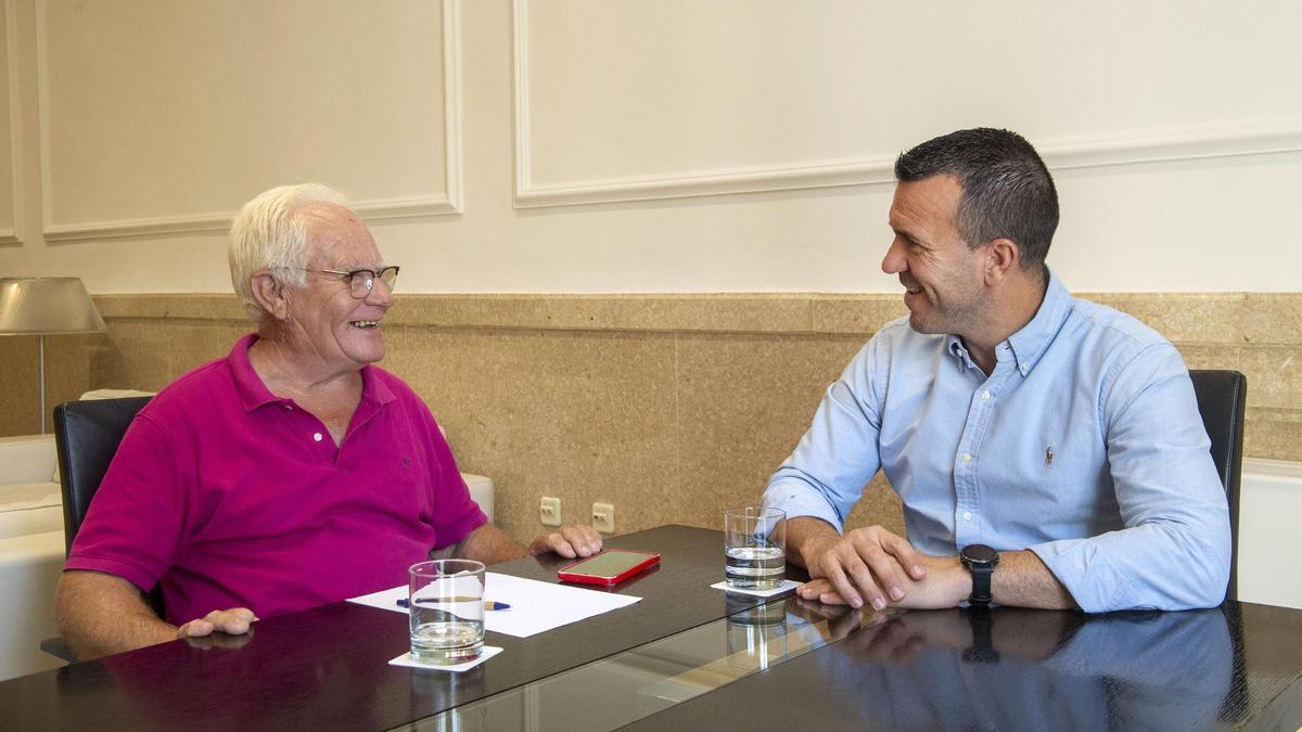 El presidente de la Diputació, Vicent Mompó, y el alcalde de  Llanera de Ranes, Vicente Lluch, en la reunión.